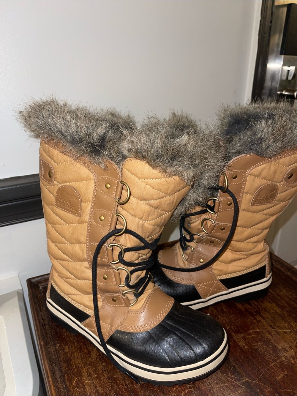 Sorrel Women's Tan and Black Winter Lace-Up Boots with Faux Fur Trim - Size 7 - Picture 2 of 13